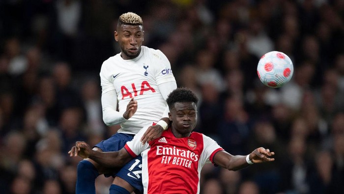 LONDON, ENGLAND - MAY 12: Bukayo Saka of Arsenal and Emerson Royal of Tottenham Hotspur during the Premier League match between Tottenham Hotspur and Arsenal at Tottenham Hotspur Stadium on May 12, 2022 in London, England. (Photo by Visionhaus/Getty Images)