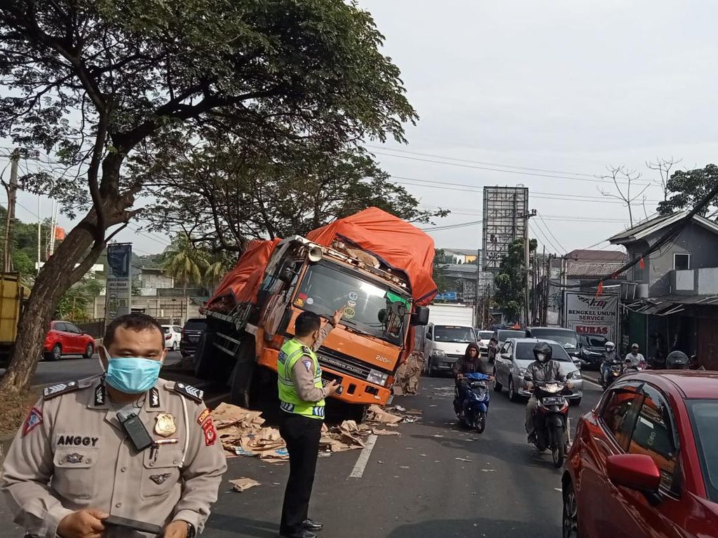 Tak Kuat Nanjak, Truk Muatan Kardus Mundur-Tabrak Median Jalan di Bogor Tak Kuat Nanjak, Truk Muatan Kardus Mundur-Tabrak Median Jalan di Bogor