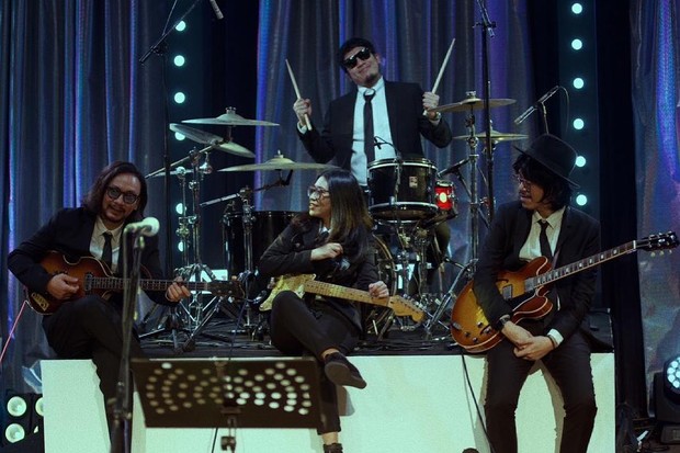 Vincent Rompies saat manggung dengan Endah N Resa/ Foto: instagram/ @vincentrompies Vincent Rompies saat manggung dengan Endah N Resa/ Foto: instagram/ @vincentrompies