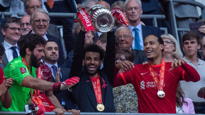 LONDON, ENGLAND - MAY 14: Mohamed Salah and Virgil van Dijk of Liverpool lifts the FA Cup after his sides 6-5 penalty shoot-out win after a 0-0 draw during The FA Cup Final match between Chelsea and Liverpool at Wembley Stadium on May 14, 2022 in London, England. (Photo by Sebastian Frej/MB Media/Getty Images)