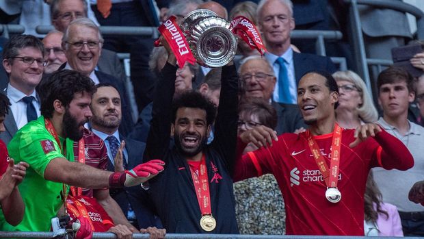 LONDON, ENGLAND - MAY 14: Mohamed Salah and Virgil van Dijk of Liverpool lifts the FA Cup after his sides 6-5 penalty shoot-out win after a 0-0 draw during The FA Cup Final match between Chelsea and Liverpool at Wembley Stadium on May 14, 2022 in London, England. (Photo by Sebastian Frej/MB Media/Getty Images)