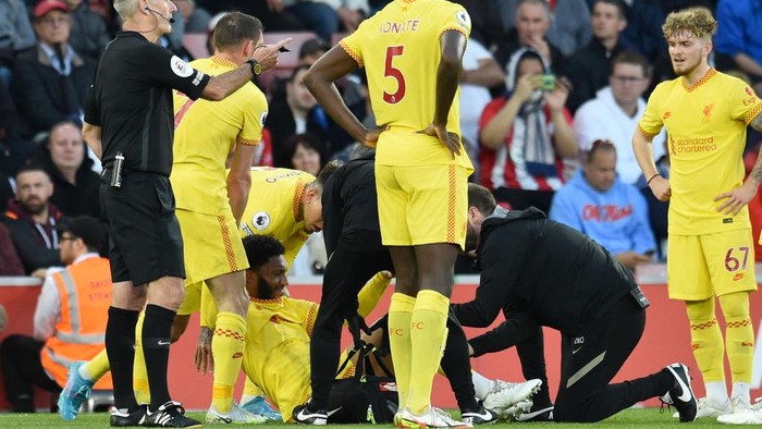SOUTHAMPTON, ENGLAND - MAY 17: (THE SUN OUT, THE SUN ON SUNDAY OUT) Joe Gomez of Liverpool injured during the Premier League match between Southampton and Liverpool at St Marys Stadium on May 17, 2022 in Southampton, England. (Photo by Andrew Powell/Liverpool FC via Getty Images)