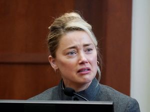 Pengacara Cecar Amber Heard Setelah Kate Moss Ngaku Tak Didorong Johnny Depp Pengacara Cecar Amber Heard Setelah Kate Moss Ngaku Tak Didorong Johnny Depp
