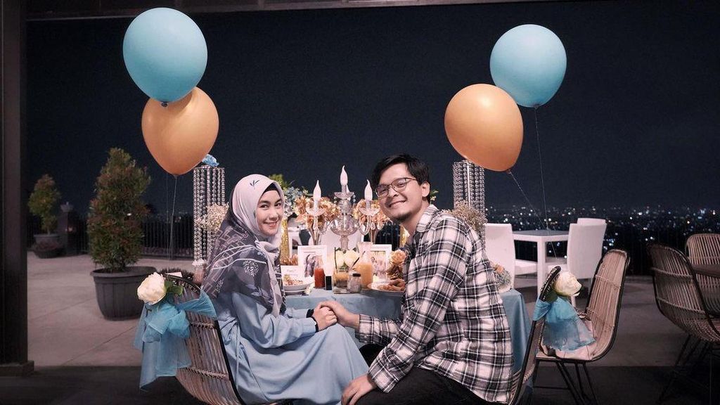 Manisnya Momen Makan Malam Annisa Rahma dan Anandito Manisnya Momen Makan Malam Annisa Rahma dan Anandito