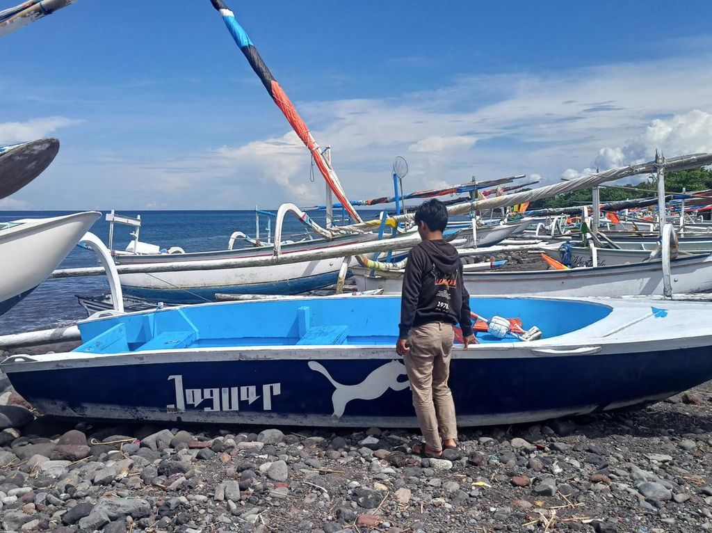 Gelombang Tinggi, Nelayan di Karangasem Pilih Tak Melaut