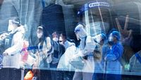 Cuma di China, Warga Masih Sliweran Pakai APD