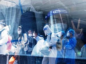 Cuma di China, Warga Masih Sliweran Pakai APD Cuma di China, Warga Masih Sliweran Pakai APD