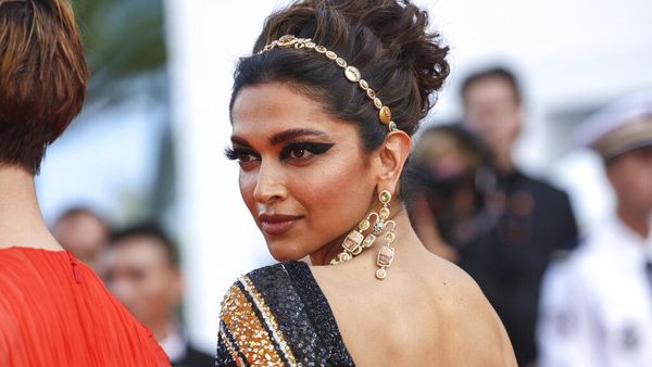 Deepika Padukone Melenggang Anggun di Karpet Merah Cannes