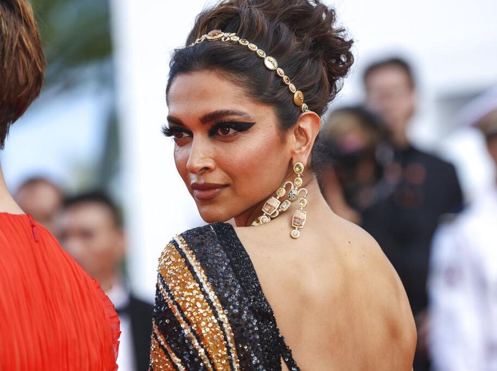 Deepika Padukone Melenggang Anggun di Karpet Merah Cannes