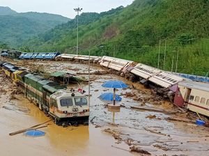 Ngeri, Gerbong Kereta Api Sampai Terseret Banjir di India