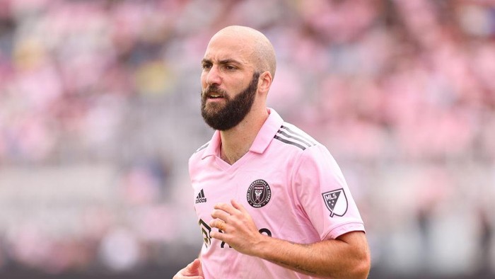 FORT LAUDERDALE, FLORIDA - APRIL 24: Gonzalo Higuaín #10 of Inter Miami CF looks on against Atlanta United during the second half at DRV PNK Stadium on April 24, 2022 in Fort Lauderdale, Florida. (Photo by Michael Reaves/Getty Images)