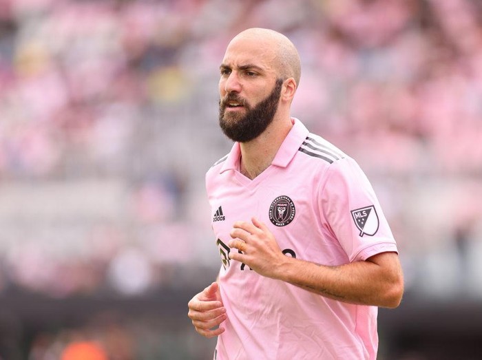 FORT LAUDERDALE, FLORIDA - APRIL 24: Gonzalo Higuaín #10 of Inter Miami CF looks on against Atlanta United during the second half at DRV PNK Stadium on April 24, 2022 in Fort Lauderdale, Florida. (Photo by Michael Reaves/Getty Images)
