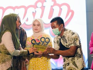 Gilang-Shandy Tebar Hadiah Umrah-Vespa untuk Karyawan J99 Corp