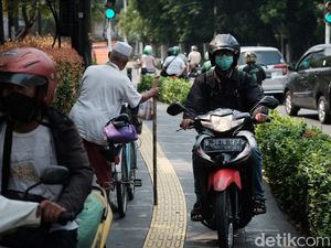 Aksi Biker +62 Terabas Trotoar Depan Metropole Jakarta