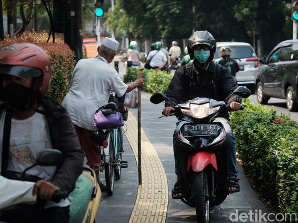 Aksi Biker +62 Terabas Trotoar Depan Metropole Jakarta