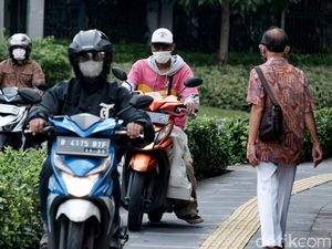 Bandel Terabas Trotoar Metropole Jakpus, Pemotor Bisa Kena Pidana Lho! Bandel Terabas Trotoar Metropole Jakpus, Pemotor Bisa Kena Pidana Lho!