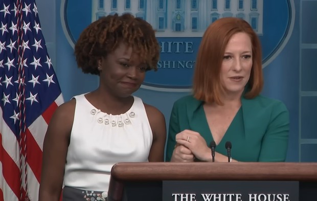 Jen Psaki memberikan ucapan selamat kepada Karine Jean-Pierre/Foto: tangkapan layar kanal youtube NBC News