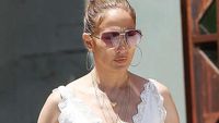 5 Gaya Jennifer Lopez Jalan-jalan Pakai Baju Tidur, Dipuji Tetap Stylish