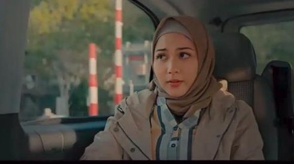 7 Penampilan Jessica Mila Berhijab dan Belajar Salat