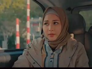 7 Penampilan Jessica Mila Berhijab dan Belajar Salat