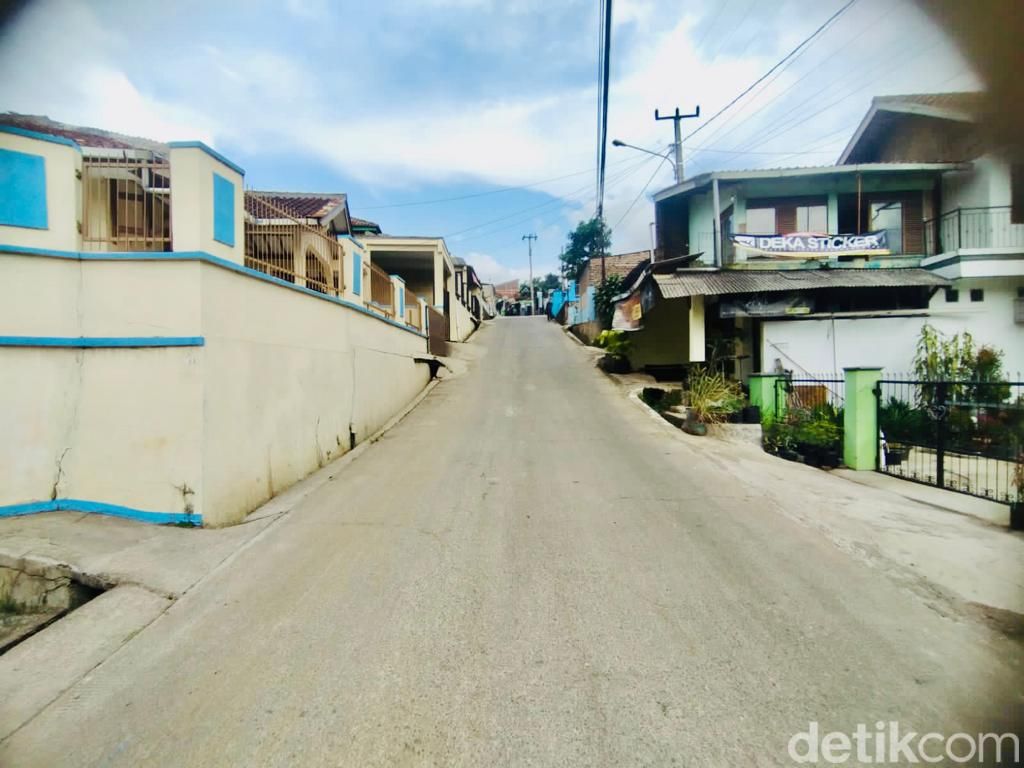 Tak Hanya di Kampungnya, Crazy Rich Grobogan Juga Bangun Jalan Cicalengka