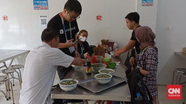 Jurnalis Indonesia Mencari Makanan Halal Jurnalis Indonesia mencari makanan halal di Vietnam saat SEA Games 2021 (2022).