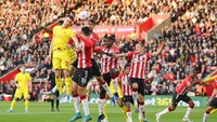 Pada laga pekan ke-38, Liverpool bakal menjamu Wolverhampton Wanderers di Anfield. Sementara, Man City menghadapi Aston Villa di Etihad Stadium. Duel ini bakal dilangsungkan bersamaan pada Minggu, (22/5). Si Merah harus menang lawan Wolves sambil berharap Man City tumbang dari Aston Villa untuk juara. Getty Images/Mike Hewitt.