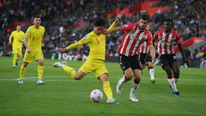 Kalahkan Southampton, Liverpool Pepet Man City