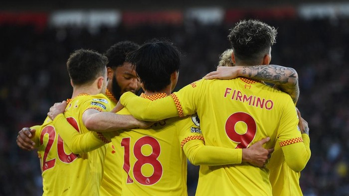 Kalahkan Southampton, Liverpool Pepet Man City SOUTHAMPTON, ENGLAND - MAY 17: Takumi Minamino of Liverpool celebrates with team mates after scoring their sides first goal during the Premier League match between Southampton and Liverpool at St Mary's Stadium on May 17, 2022 in Southampton, England. (Photo by Mike Hewitt/Getty Images)