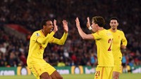 Kemenangan ini membuat Liverpool bisa menipiskan jarak dengan Manchester City di puncak klasemen. Liverpool berada di urutan kedua dengan 89 angka hanya tertinggal satu poin dari The Citizens. Penentuan gelar juara bakal ditentukan di pekan terakhir. Getty Images/Andrew Powell.