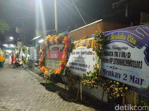 Ibu Korban Kecelakaan Maut Tol Mojokerto Kenang Kebaikan Anak dan Menantunya Ibu Korban Kecelakaan Maut Tol Mojokerto Kenang Kebaikan Anak dan Menantunya