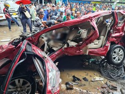 Snapshot: Ertiga Ringsek Tak Berbentuk Usai Diseruduk Trailer di Gresik