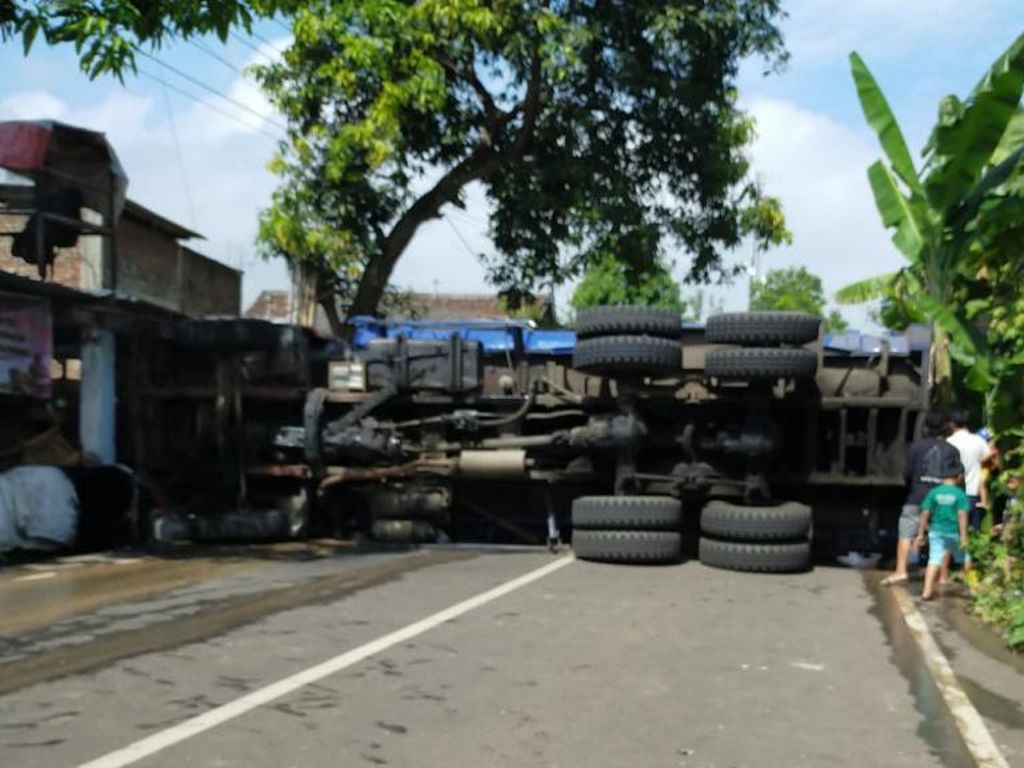 Snapshot: Truk Tabrak 9 Rumah dan 3 Mobil di Jalur Bromo Pasuruan
