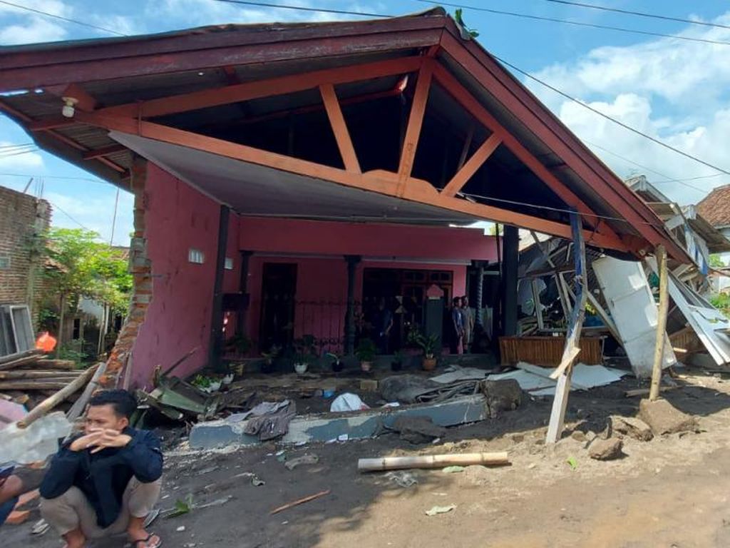 Rumah-Mobil Rusak Ditabrak Truk Ngeblong di Pasuruan, Siapa yang Ganti Rugi?