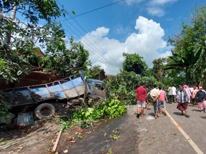 Petaka 2 Truk Trailer Rem Blong Hantam Bangunan di Pasuruan dan Gresik