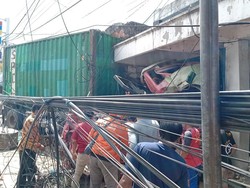 Trailer Ngeblong Seruduk Ertiga hingga Tubruk Bangunan di Bungah Gresik