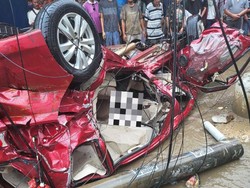 Ringsek! Penampakan Ertiga Diseruduk Trailer di Pertigaan Bungah Gresik