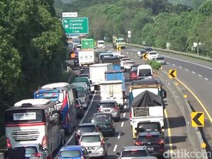 Tol Cipularang Padat Imbas Perbaikan Jalan di KM 83
