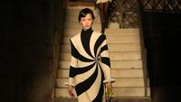 7 Foto Fashion Show Gucci Cruise 2023, Koleksi Terinspirasi Rasi Bintang