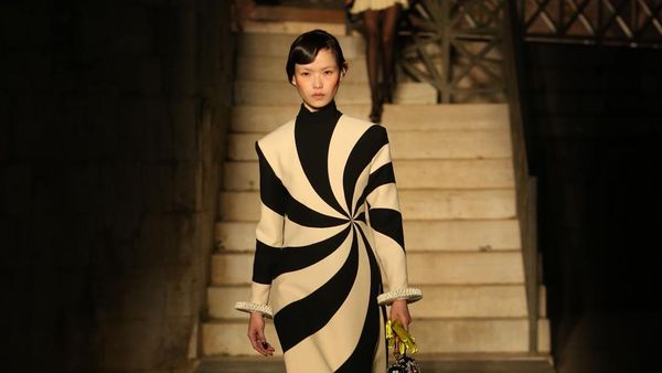 7 Foto Fashion Show Gucci Cruise 2023, Koleksi Terinspirasi Rasi Bintang
