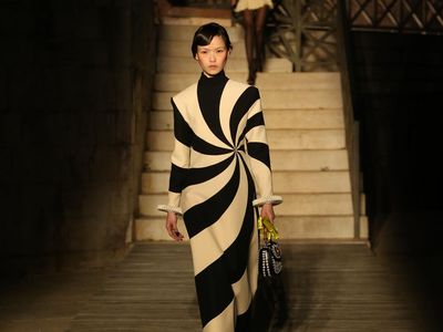 7 Foto Fashion Show Gucci Cruise 2023, Koleksi Terinspirasi Rasi Bintang