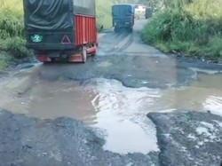 Viral Sopir Sembako Ngeluh Jalan Rusak di Bengkulu