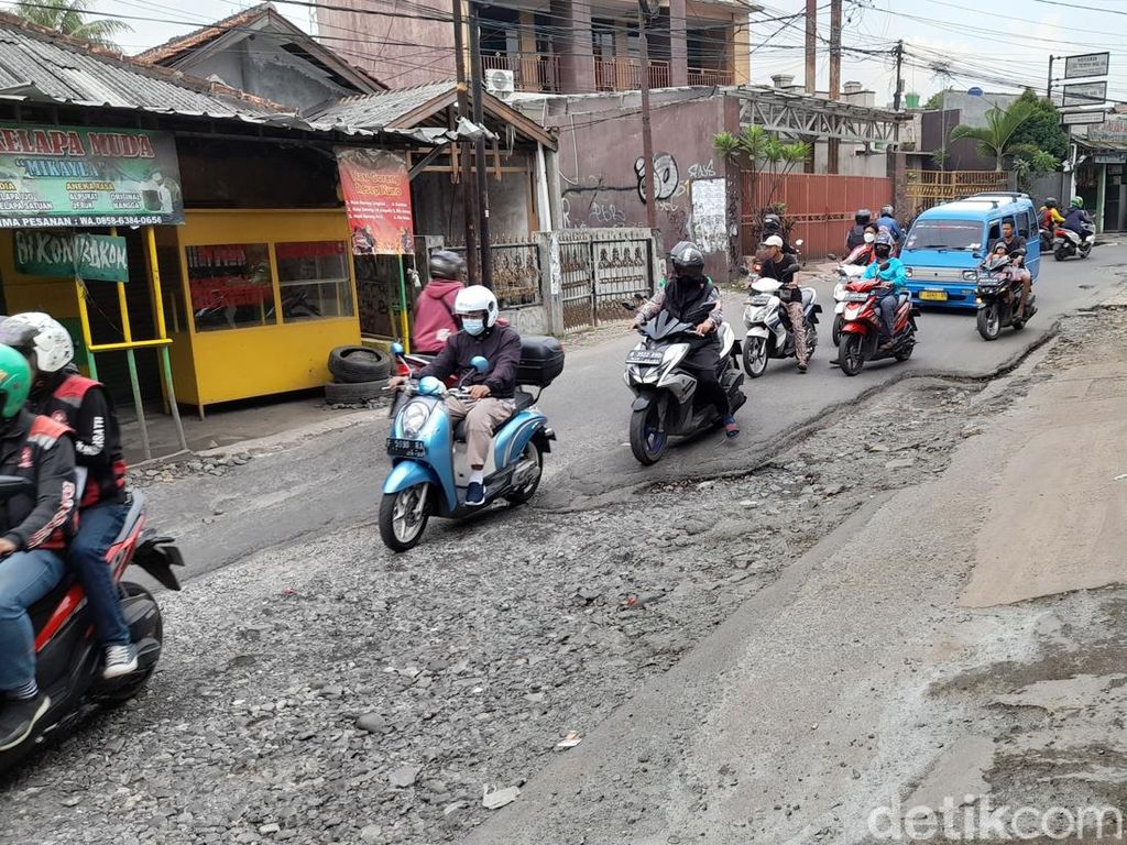 Perbaikan Belum Lanjut, Kerusakan Jl Pabuaran Bogor Masih Ganggu Pengendara