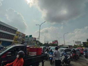 Lalin Jl ARH Depok Macet Imbas Penutupan Perlintasan KA Dewi Sartika