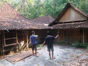 Video: Rumah Tempat Syuting KKN di Desa Penari di Playen Dijual Video: Rumah Tempat Syuting KKN di Desa Penari di Playen Dijual