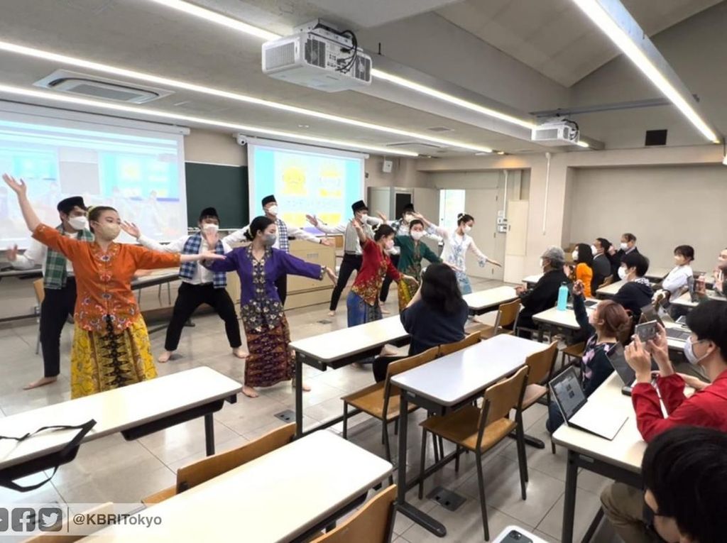 Mahasiswa Jepang di Keio University Antusias Belajar Tari Piring Mahasiswa Jepang di Keio University Antusias Belajar Tari Piring