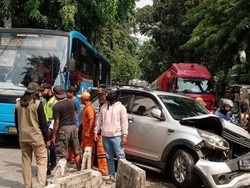Detik-detik Kecelakaan Mobil di Pondok Indah hingga Separator Terpental