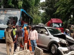 Detik-detik Kecelakaan Mobil di Pondok Indah hingga Separator Terpental Detik-detik Kecelakaan Mobil di Pondok Indah hingga Separator Terpental