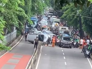 Penampakan Mobil Terbalik Usai Tabrak Separator Busway di Pondok Indah