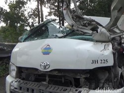 Snapshot: Ngeri! Mobil Travel Tewaskan 2 Mahasiswa di Cipularang